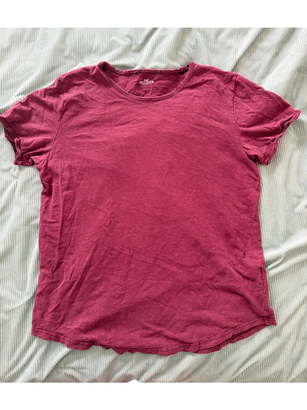 Hollister Men's Short Sleeve Tee in Burgundy